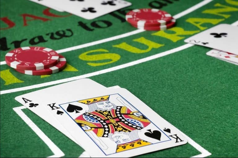 Antarmuka Three Card Poker nagamenslot dengan jelas menampilkan batas taruhan dan statistik dealer